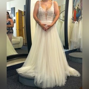 Beautiful BRAND NEW Wedding Dress!
